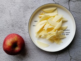 7、苹果千层蛋糕,（一定要先把面糊搅拌好，再处理苹果噢）苹果去皮切薄片