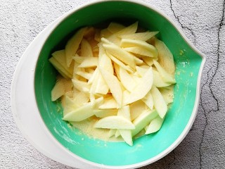 8、苹果千层蛋糕,将切薄片的苹果倒入面糊里拌匀