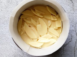 11、苹果千层蛋糕,最后将多余的面糊倒入