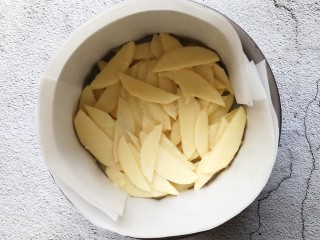 10、苹果千层蛋糕,将沾满面糊的苹果，一层一层铺好