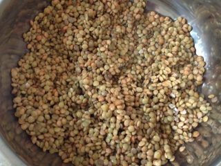 2、兰州扁豆面,摘完，放入盆子里，用水清洗3〜4次，盆内留适量的水，（不用沥干）