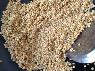 3、兰州扁豆面,将扁豆倒入锅内，放入适量的食用碱，快速翻炒