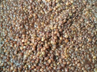 5、兰州扁豆面,先中火煮开，后小火约煮40分钟，尝尝是否煮至粘稠，待煮粘稠后，关火，盛出，备用