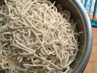 6、兰州扁豆面,准备短面条，（没有短面条，可以买长面条，粗的那种，切成短的），史云生高汤