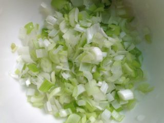 7、兰州扁豆面,将葱切碎，备用