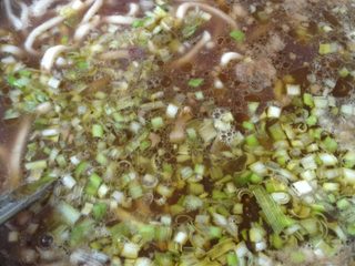 10、兰州扁豆面,锅烧油，待油热，将葱撒在面上，再把烧开的油，用勺子慢慢浇在葱花上，炝香，搅拌均匀即可