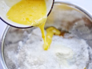 8、南瓜糯米饼,淋入鸡蛋液