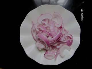 1、肥牛饭,洋葱切成丝待用