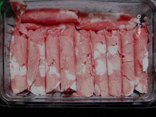 2、肥牛饭,肥牛解冻后再用清水浸泡