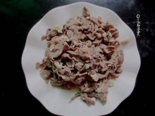 4、肥牛饭,捞出放入清水中清洗下捞出