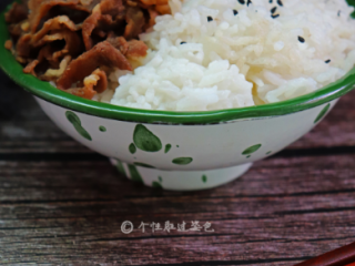 10、肥牛饭,可以搭配米饭来吃，把做好的菜放到米饭上，蔬菜摆在周围，汤汁也可以浇在米饭上面，吃起来会更香。荤素搭配，营养又美味的肥牛饭就做好了。