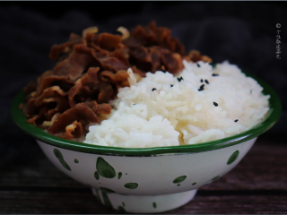 12、肥牛饭,做起来非常快捷，新手也不必担心，食材简单，一学就会