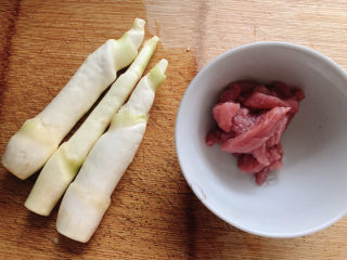 1、茭白炒肉丝,食材如图，所示示意，茭白和瘦肉。