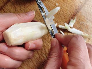 2、茭白炒肉丝,茭白洗净削皮。