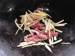 8、茭白炒肉丝,加入瘦肉丝快速翻炒