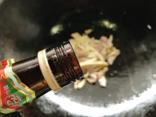 9、茭白炒肉丝,加适量料酒提香出锅