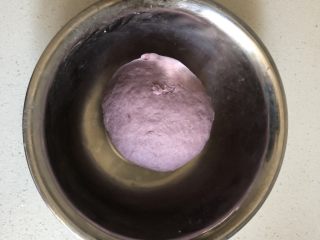 1、辅食 紫薯豆沙包（自制豆沙）,紫薯蒸熟，用勺子压成泥，加入温水冲开，调成没有颗粒的状态，然后放入酵母静置片刻，一同倒入面粉中，揉成光滑的面团，盖上湿布放置温暖处醒发。