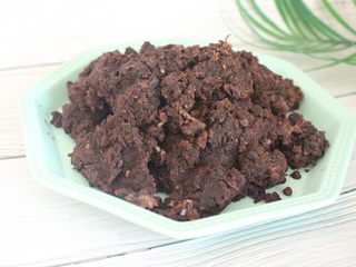 2、辅食 紫薯豆沙包（自制豆沙）,红豆煮熟之后，直接将都和水一起倒入炒锅，小火慢炒，不停翻拌搅动，直到把水分全部炒干，就变成了无油豆沙。