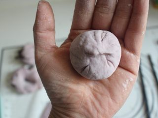 7、辅食 紫薯豆沙包（自制豆沙）,按照自己喜欢的方式捏紧收口