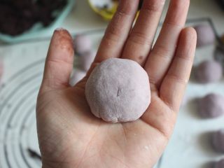8、辅食 紫薯豆沙包（自制豆沙）,再用双手轻轻搓圆
