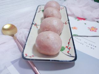 10、辅食 紫薯豆沙包（自制豆沙）,蒸锅中装入足够多的水，放入豆沙包，盖锅盖，蒸20-25分钟后关火，继续盖锅盖焖2分钟再开锅盖取出。