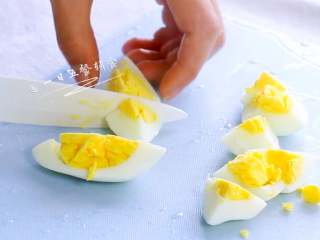 3、白煮蛋玉米沙拉,去壳切块。