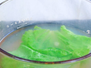 6、白煮蛋玉米沙拉,生菜叶烫几秒钟,切片。