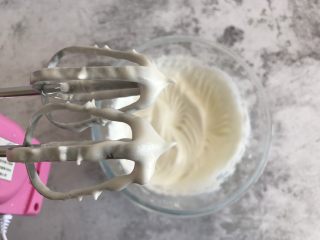 5、酸奶溶豆,打至提起打蛋器有小尖角即可