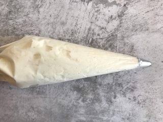 8、酸奶溶豆,装进裱花袋中