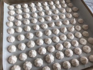 9、酸奶溶豆,挤入烤盘里，放入提前预热好的烤箱上下火100度烤一小时左右即可