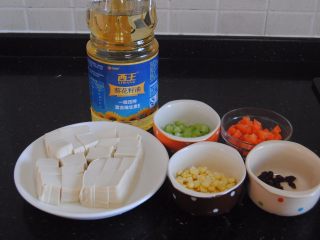 1、多宝豆腐,准备好材料,胡萝卜,西芹切丁,豆腐切小块