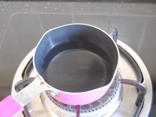 2、多宝豆腐,烧开半奶锅清水,放入胡萝卜烫1分钟,西芹烫30秒,蔓越莓烫30秒