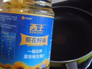 4、多宝豆腐,热锅,锅内倒入适量的葵花籽油