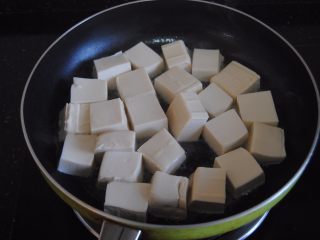 5、多宝豆腐,放入切小块的豆腐小火慢煎
