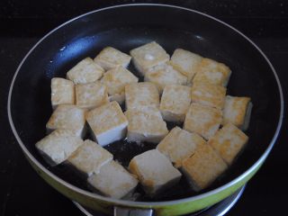 6、多宝豆腐,一面变金黄后翻面煎另一边直到金黄
