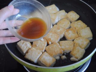 7、多宝豆腐,酱油,清水拌匀,倒入锅内,沸腾后轻轻翻面