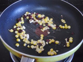 9、多宝豆腐,锅内放入少许葵花籽油,放入蒜末,蔓越莓,甜玉米翻炒均匀
