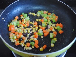 10、多宝豆腐,倒入胡萝卜和西芹翻炒半分钟