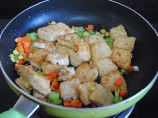 11、多宝豆腐,倒入豆腐拌匀焖1-2分钟即可出锅
