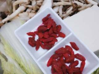 1、浓汤娃娃菜十#乐享双节#,食材准备:娃娃菜、香菇、胡萝卜、豆腐、枸杞等，洗过，拣净备用。