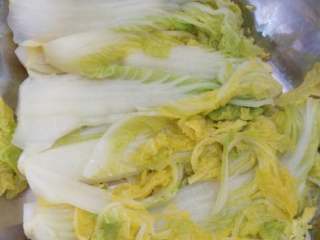 2、浓汤娃娃菜十#乐享双节#,娃娃菜焯水，捞出装在小不锈锅内。