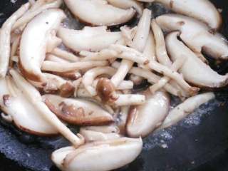 3、浓汤娃娃菜十#乐享双节#,起油锅，煸香香菇后，装不锈锅内。