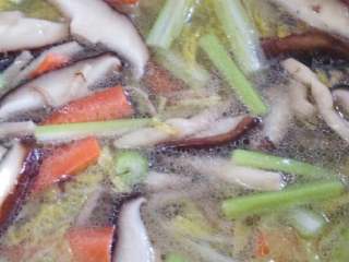 4、浓汤娃娃菜十#乐享双节#,食材装锅后，注鸡汤烧开，加盐和鸡精。