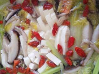 6、浓汤娃娃菜十#乐享双节#,再下枸杞子、味精、香油，即成，Ok。