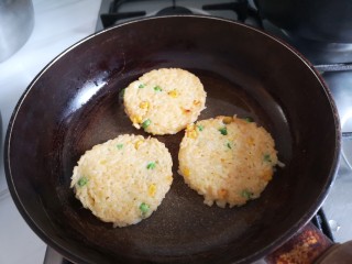 7、剩饭这样做才好吃,一面金黄后反面煎另一面。