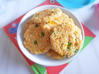 8、剩饭这样做才好吃,两面金黄就可以出锅咯。