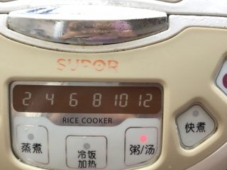 5、杂蔬排骨大米粥（电饭煲版）,放入电饭煲，按煮粥键