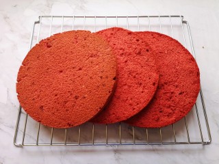 12、红丝绒水果裸蛋糕,时间到，从烤箱里取出模具(注意烫手)，垂直摔一下震出热气，倒扣在晾网上，凉透之后反过来脱模，将脱模的蛋糕胚分成三片（如图）。