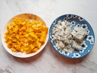 13、红丝绒水果裸蛋糕,芒果和火龙果分别去皮，一部分切小块做夹心用，一部分切成大块装饰外表用。