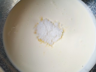 14、红丝绒水果裸蛋糕,淡奶油里面加入绵白糖。